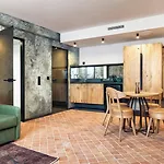 Nomadic Urban Premium كراكوفيا