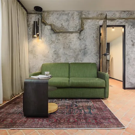 Nomadic Urban Premium