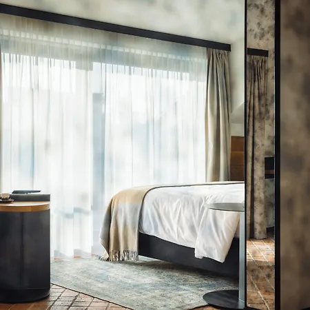 Nomadic Urban Premium