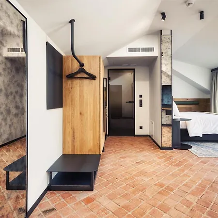 Nomadic Urban Premium