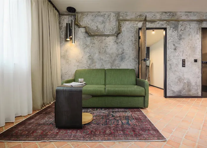 Nomadic Urban Premium